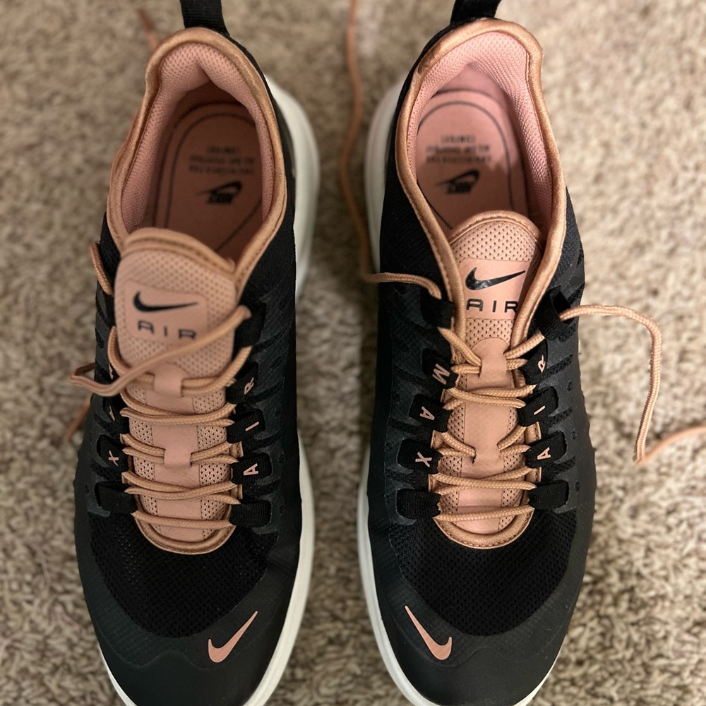 Nike women’s Air Max Axis - size: 10.5 - Picture 2 of 4